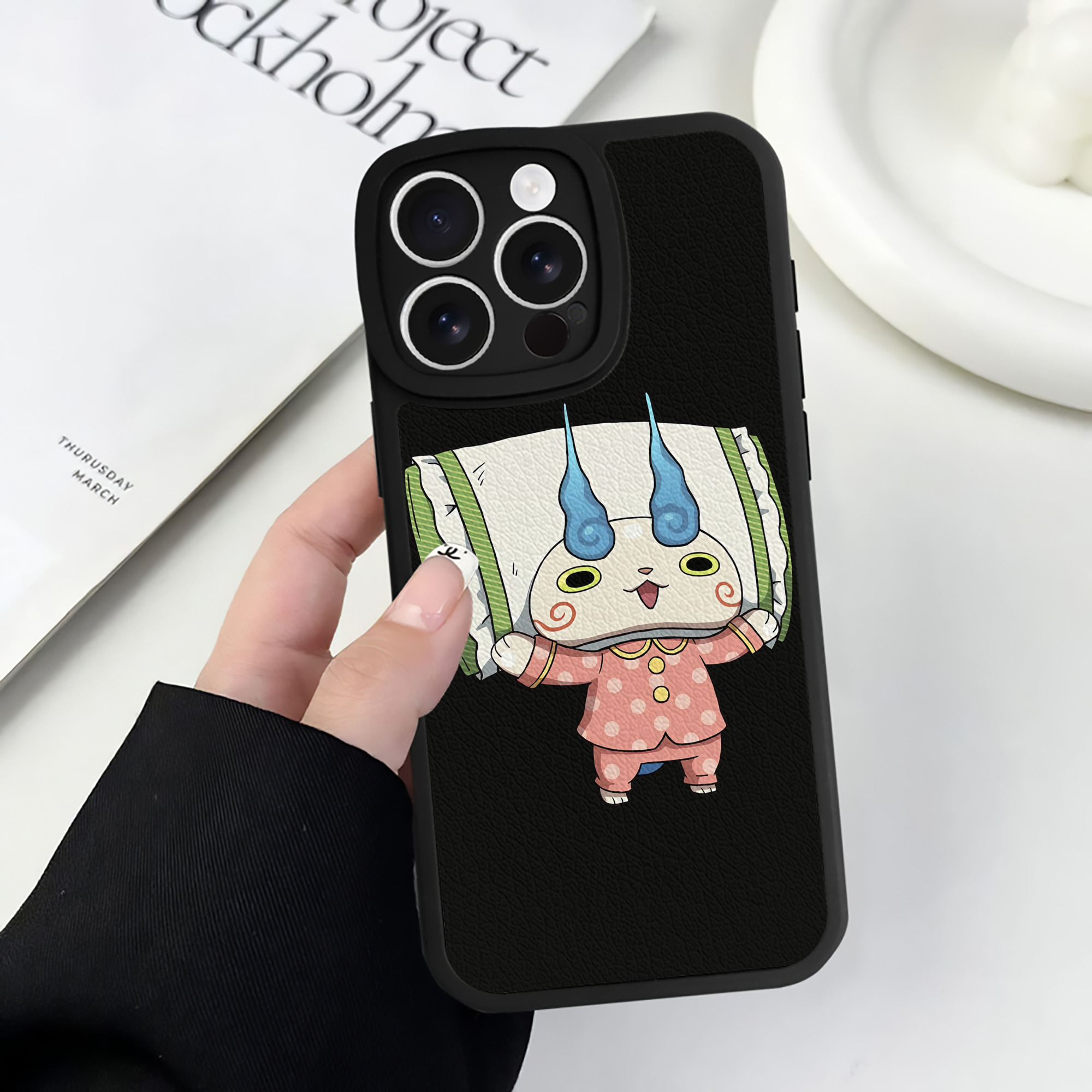 （画像用） 妖怪ウォッチ Yo-kai Watch 【iPhone 16シリーズ対応】シリコンスマホケース（レザー調） 材質：シリコン